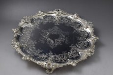 画像2: ヴィクトリアン　美彫刻　カーストワークボーダー　脚付きサルヴァ (2)