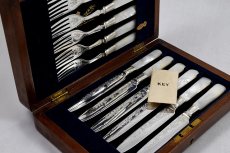 画像1: シルバープレート1893年　白蝶貝ハンドル　手彫り　デザートカトラリー6組セット (1)