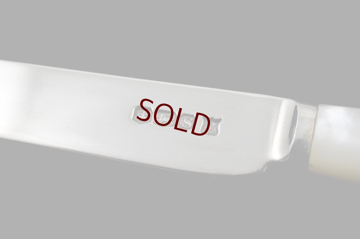 画像5: 純銀製 1935年　美しい白蝶貝ハンドルのデザートカトラリー6組セット (5)