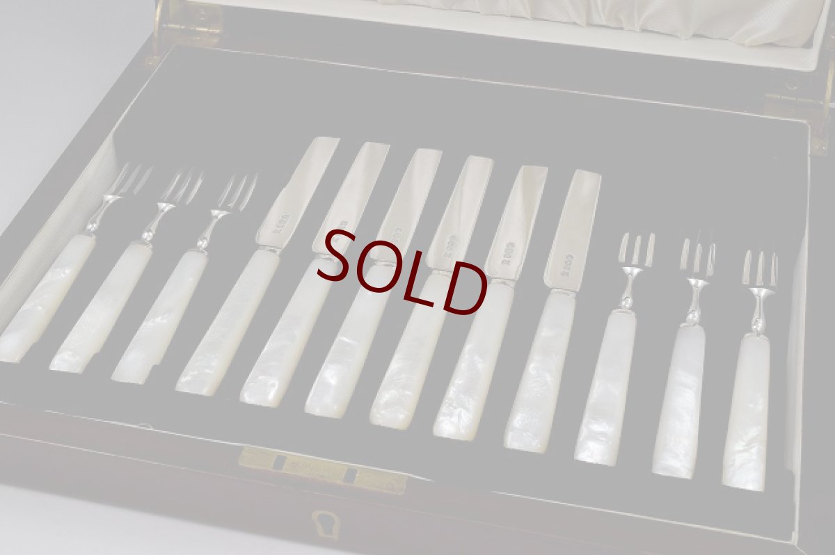 画像1: 純銀製 1935年　美しい白蝶貝ハンドルのデザートカトラリー6組セット (1)