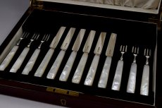 画像1: 純銀製 1935年　美しい白蝶貝ハンドルのデザートカトラリー6組セット (1)