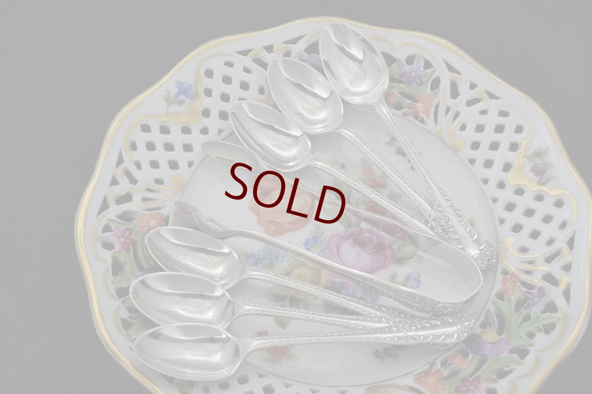 画像5: 純銀製１９０６年　スクロール装飾が素敵なティースプーン & シュガートングセット (5)