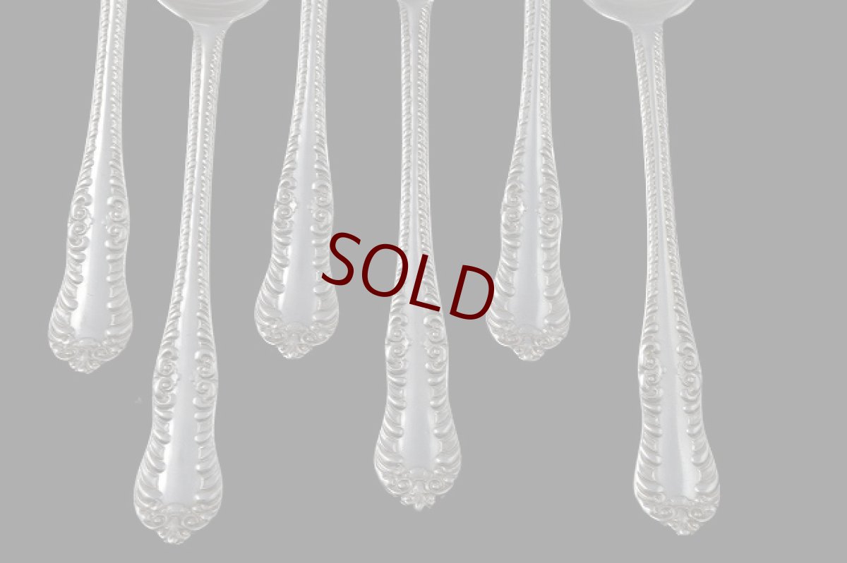 画像4: 純銀製１９０６年　スクロール装飾が素敵なティースプーン & シュガートングセット (4)