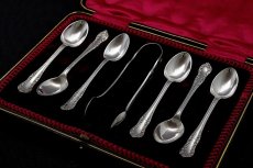 画像1: 純銀製１９０６年　スクロール装飾が素敵なティースプーン & シュガートングセット (1)