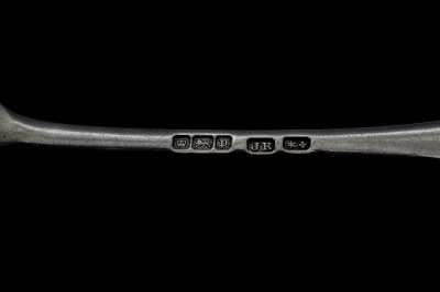 画像1: 純銀製１９０６年　スクロール装飾が素敵なティースプーン & シュガートングセット