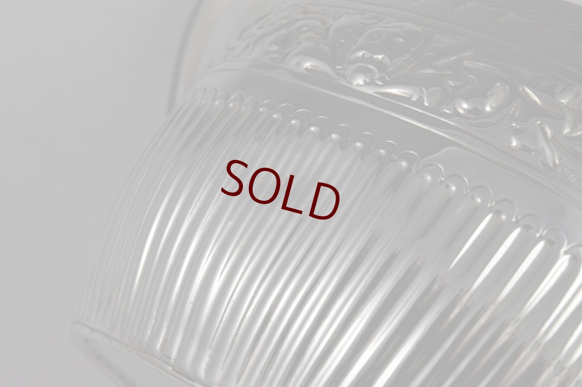 浅いへこみがありますが、ほとんど目立ちません。発送前にさらに目立たないように調整してからお送りいたします。