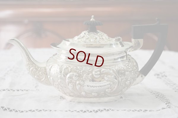 画像11: 純銀製（925）190７年　小さめ（3－4人用）　ロココ調スクロールとお花の打ち出し　ティーセット