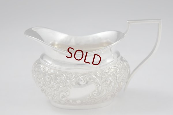 画像10: 純銀製（925）190７年　小さめ（3－4人用）　ロココ調スクロールとお花の打ち出し　ティーセット