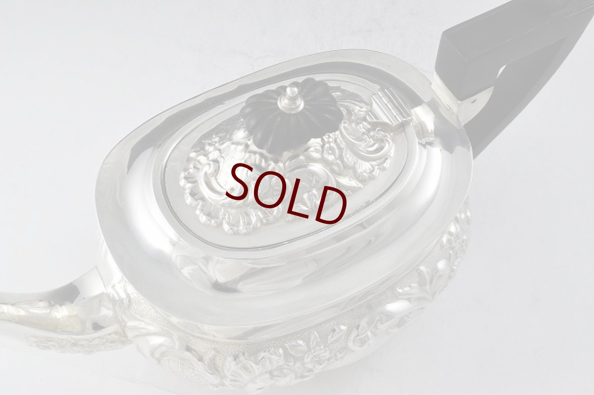 画像6: 純銀製（925）190７年　小さめ（3－4人用）　ロココ調スクロールとお花の打ち出し　ティーセット (6)