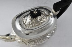 画像6: 純銀製（925）190７年　小さめ（3－4人用）　ロココ調スクロールとお花の打ち出し　ティーセット (6)