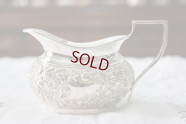 画像13: 純銀製（925）190７年　小さめ（3－4人用）　ロココ調スクロールとお花の打ち出し　ティーセット