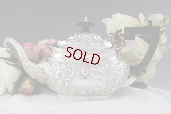 画像2: 純銀製（925）190７年　小さめ（3－4人用）　ロココ調スクロールとお花の打ち出し　ティーセット