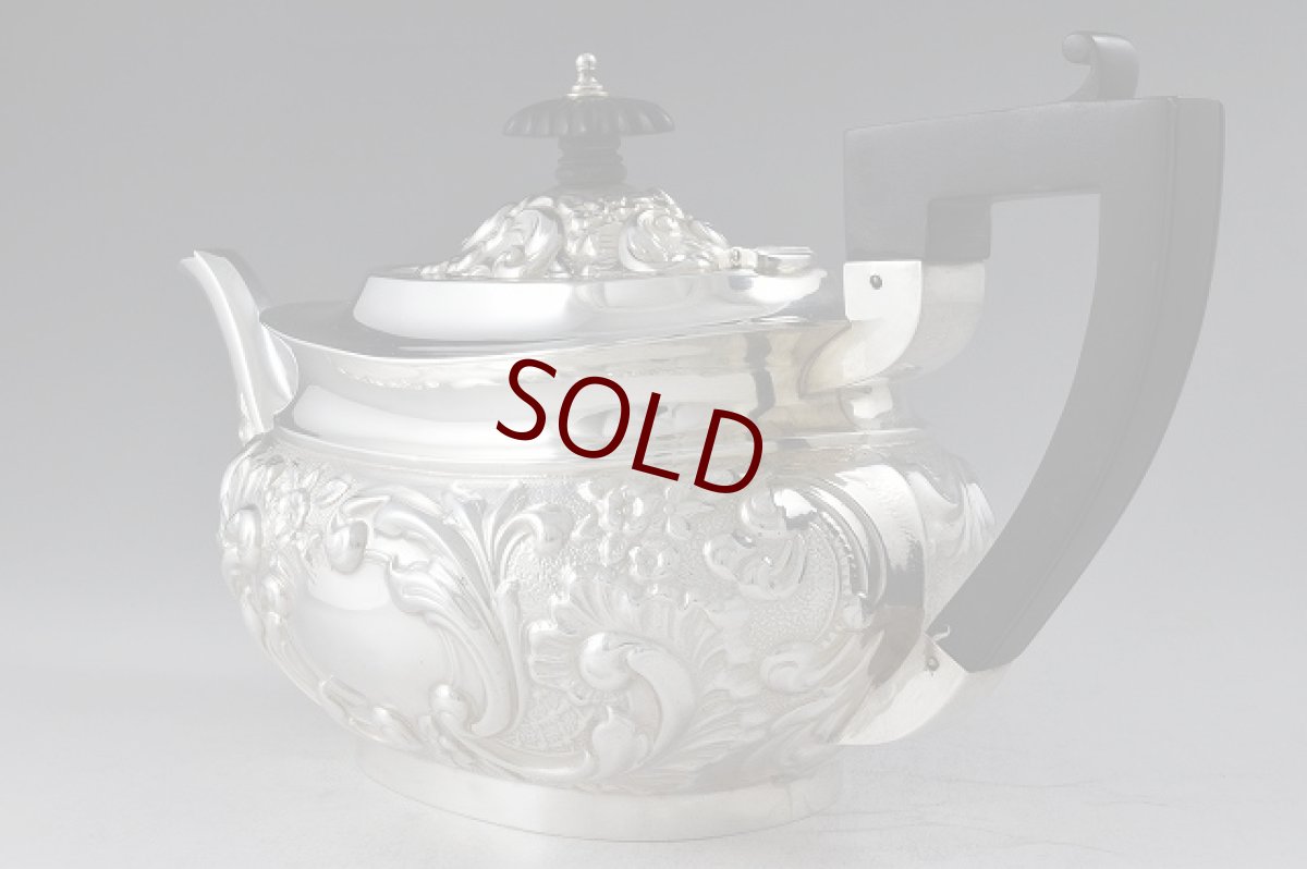 画像4: 純銀製（925）190７年　小さめ（3－4人用）　ロココ調スクロールとお花の打ち出し　ティーセット (4)