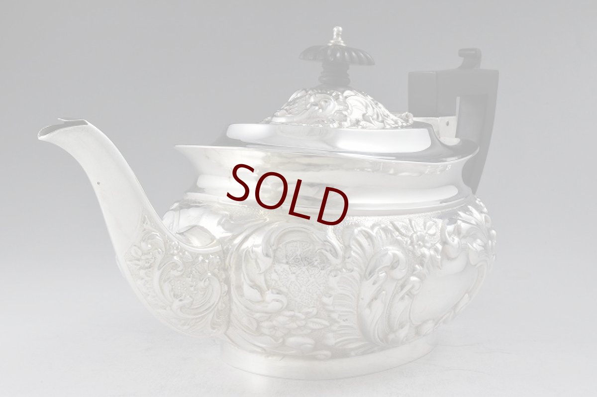 画像3: 純銀製（925）190７年　小さめ（3－4人用）　ロココ調スクロールとお花の打ち出し　ティーセット (3)