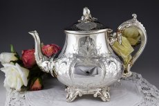 画像1: シルバープレート ヴィクトリアン　ロココ調　お花の蕾の摘みの洋ナシ型ティーポット (1)