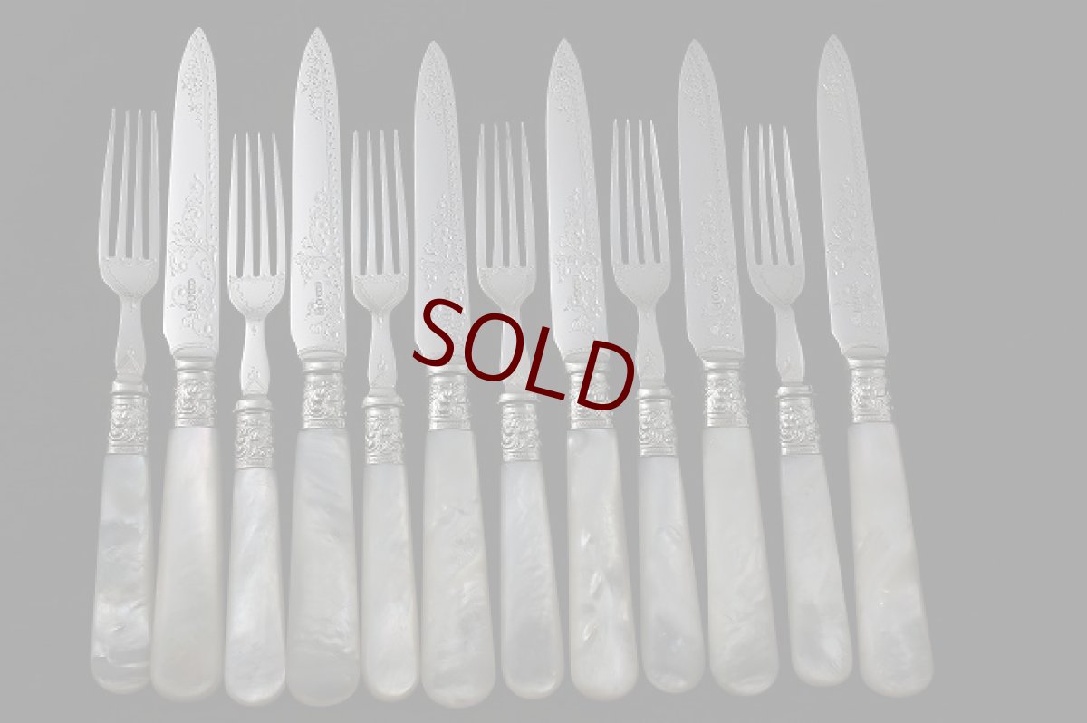 画像1: 1890年　シルバープレート　白蝶貝ハンドル　手彫り　デザートカトラリー6組セット (1)