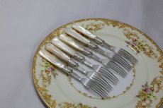 画像9: 1890年　シルバープレート　白蝶貝ハンドル　手彫り　デザートカトラリー6組セット (9)