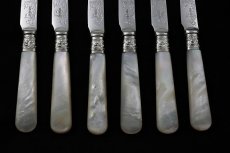 画像3: 1890年　シルバープレート　白蝶貝ハンドル　手彫り　デザートカトラリー6組セット (3)