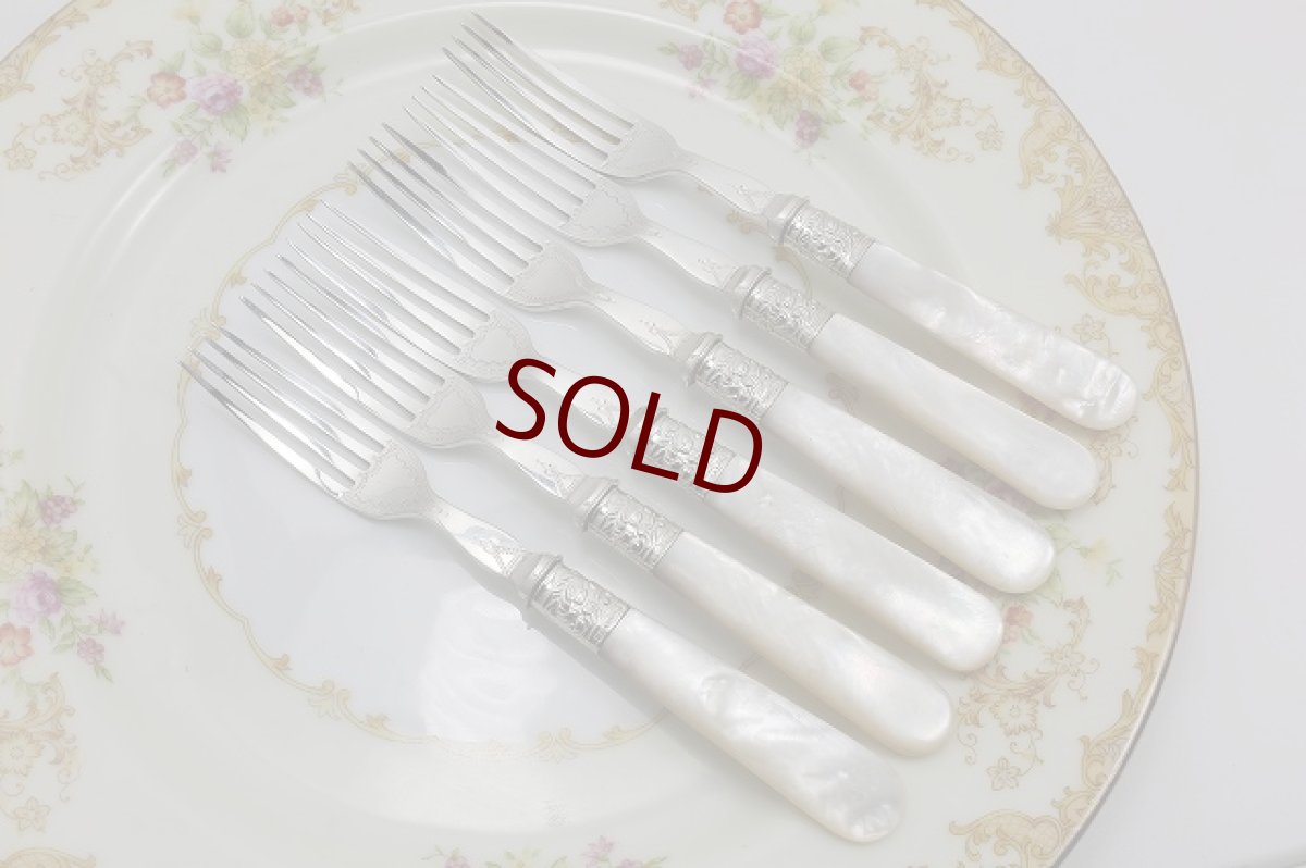 画像8: 1890年　シルバープレート　白蝶貝ハンドル　手彫り　デザートカトラリー6組セット (8)