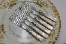 画像8: 1890年　シルバープレート　白蝶貝ハンドル　手彫り　デザートカトラリー6組セット (8)