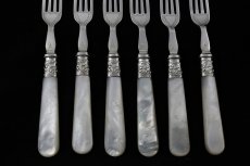 画像5: 1890年　シルバープレート　白蝶貝ハンドル　手彫り　デザートカトラリー6組セット (5)