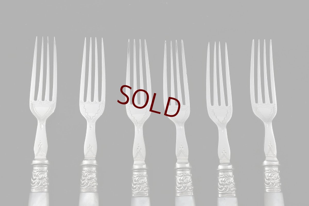 画像4: 1890年　シルバープレート　白蝶貝ハンドル　手彫り　デザートカトラリー6組セット (4)