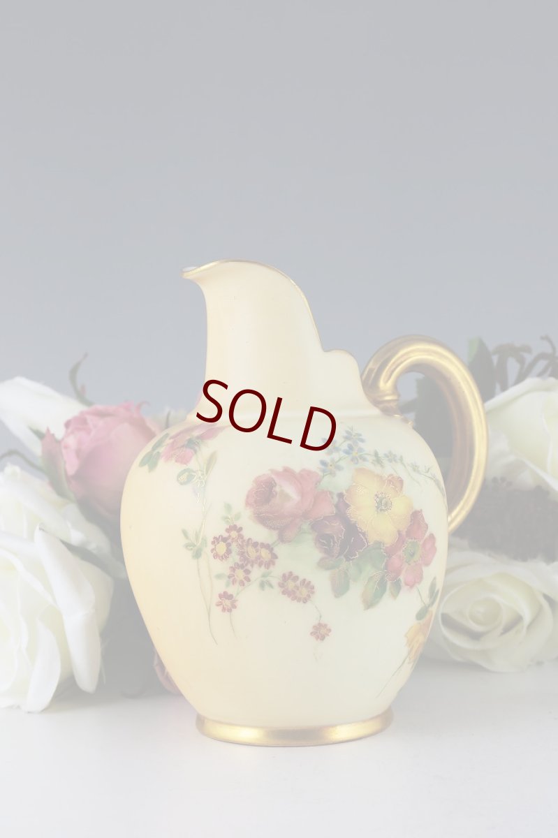 画像1: 1896年　ロイヤルウスター　ブラッシュアイボリー　赤・黄色　薔薇　花　中型　ミルクジャグ (1)