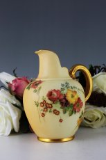 画像1: 1896年　ロイヤルウスター　ブラッシュアイボリー　赤・黄色　薔薇　花　中型　ミルクジャグ (1)