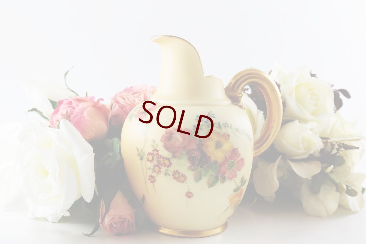 画像2: 1896年　ロイヤルウスター　ブラッシュアイボリー　赤・黄色　薔薇　花　中型　ミルクジャグ (2)