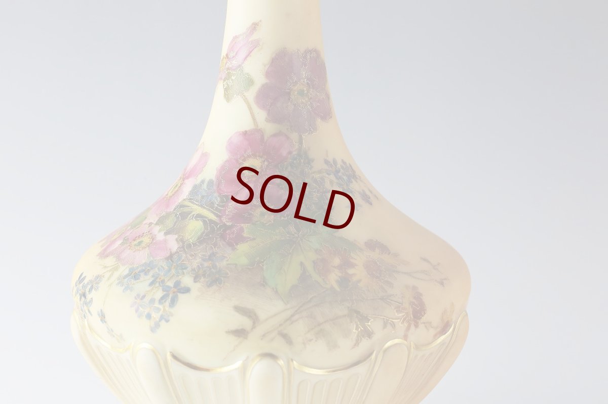 画像4: 1916年　ロイヤルウスター　ブラッシュアイボリー　赤・ピンク・青小花　花瓶 (4)