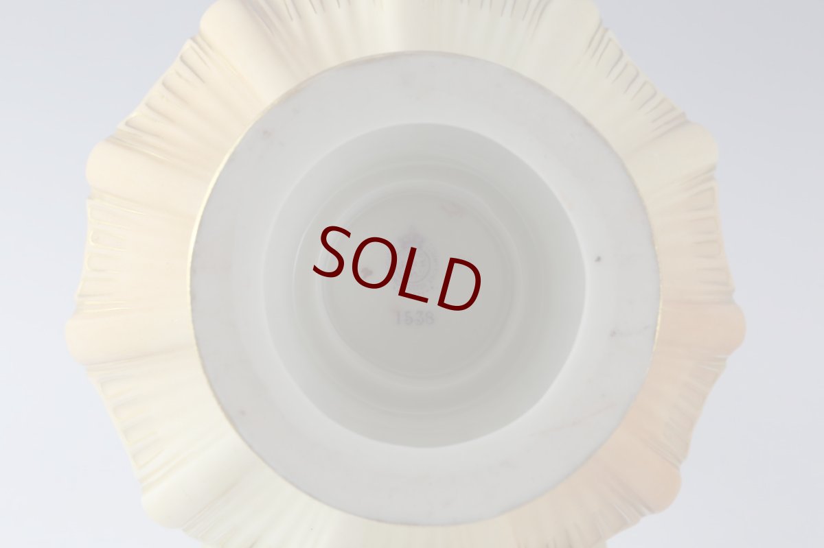 画像9: 1916年　ロイヤルウスター　ブラッシュアイボリー　赤・ピンク・青小花　花瓶 (9)