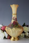 画像1: 1916年　ロイヤルウスター　ブラッシュアイボリー　赤・ピンク・青小花　花瓶 (1)