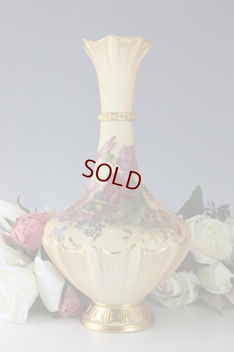 画像1: 1916年　ロイヤルウスター　ブラッシュアイボリー　赤・ピンク・青小花　花瓶 (1)