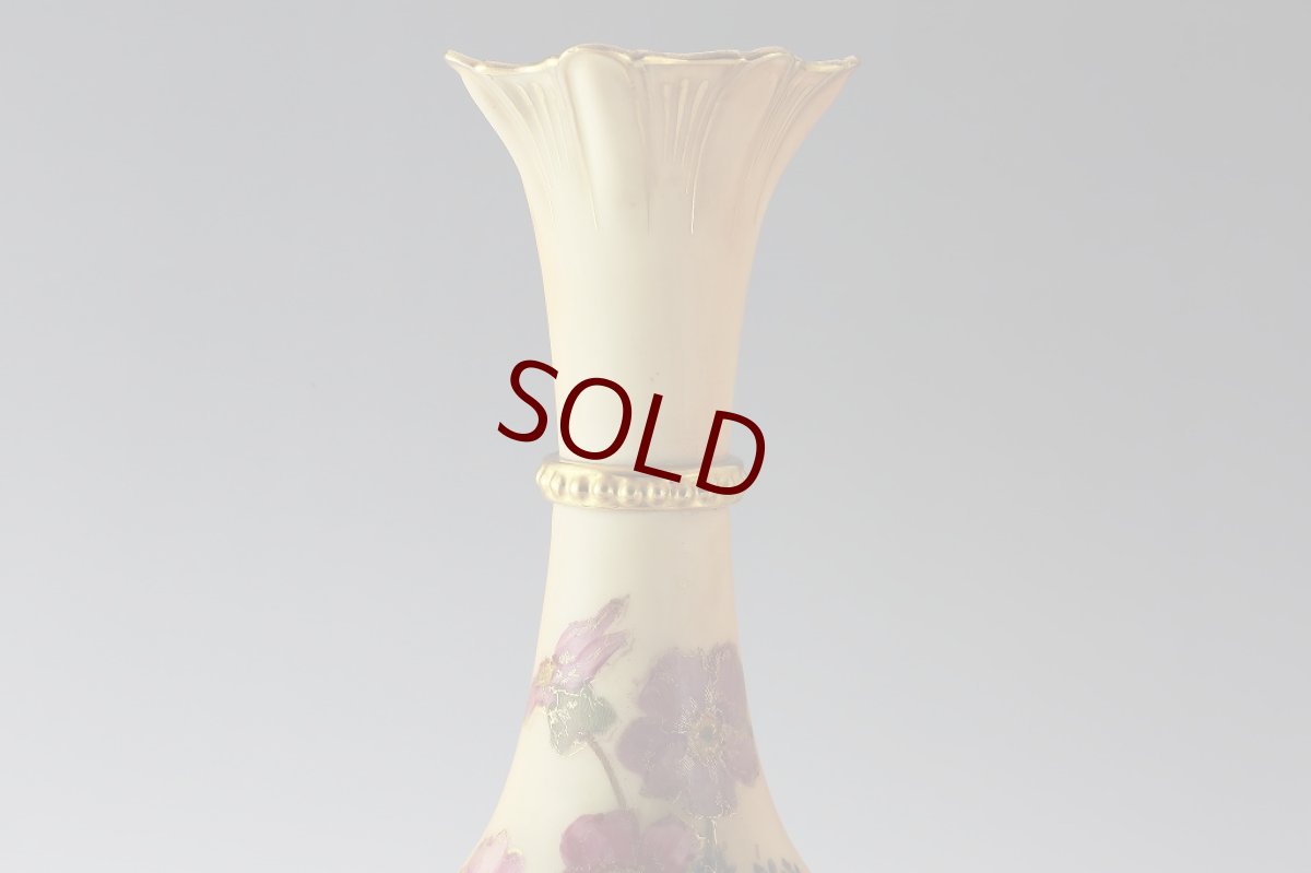 画像10: 1916年　ロイヤルウスター　ブラッシュアイボリー　赤・ピンク・青小花　花瓶 (10)