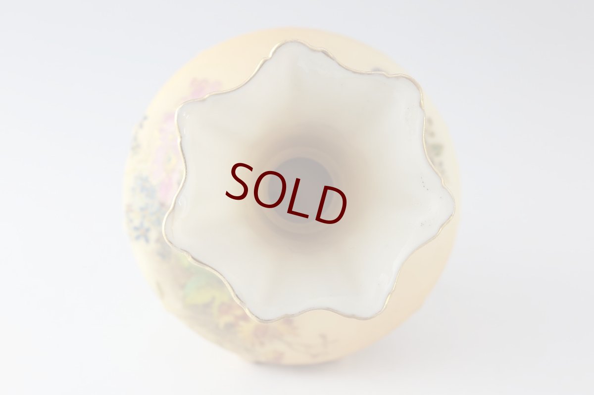 画像7: 1916年　ロイヤルウスター　ブラッシュアイボリー　赤・ピンク・青小花　花瓶 (7)