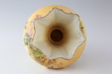 画像7: 1916年　ロイヤルウスター　ブラッシュアイボリー　赤・ピンク・青小花　花瓶 (7)