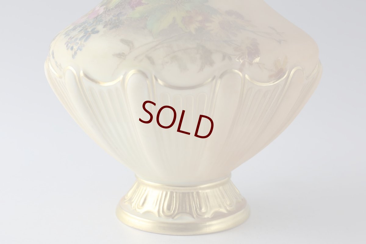 画像8: 1916年　ロイヤルウスター　ブラッシュアイボリー　赤・ピンク・青小花　花瓶 (8)