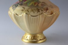 画像8: 1916年　ロイヤルウスター　ブラッシュアイボリー　赤・ピンク・青小花　花瓶 (8)