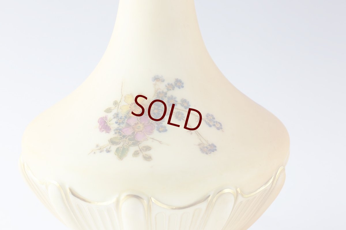 画像5: 1916年　ロイヤルウスター　ブラッシュアイボリー　赤・ピンク・青小花　花瓶 (5)