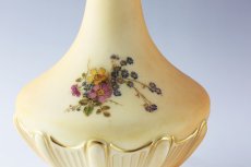 画像5: 1916年　ロイヤルウスター　ブラッシュアイボリー　赤・ピンク・青小花　花瓶 (5)
