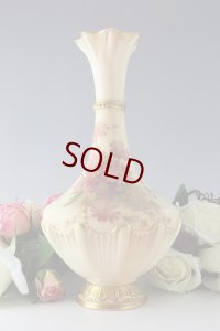 1887年　ロイヤルウスター　ブラッシュアイボリー　ピンク・黄色小花　花瓶