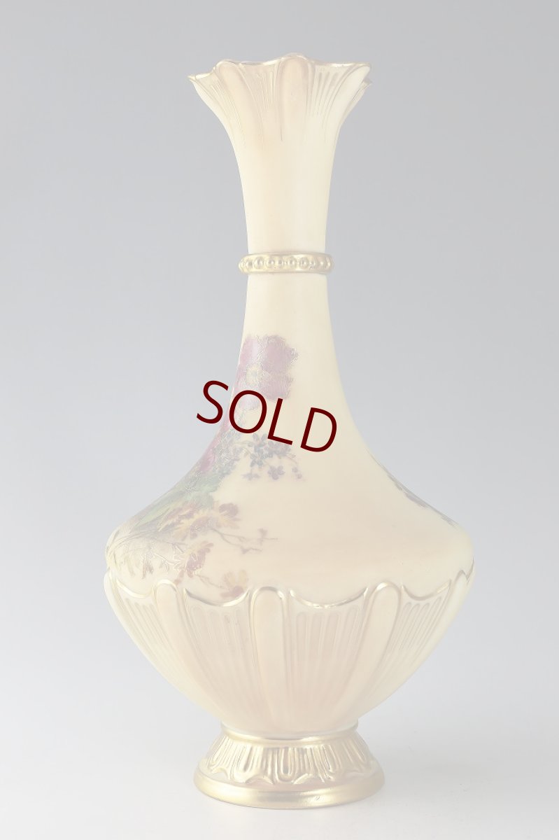 画像2: 1916年　ロイヤルウスター　ブラッシュアイボリー　赤・ピンク・青小花　花瓶 (2)