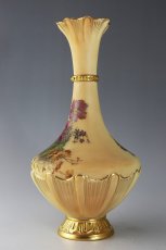 画像2: 1916年　ロイヤルウスター　ブラッシュアイボリー　赤・ピンク・青小花　花瓶 (2)