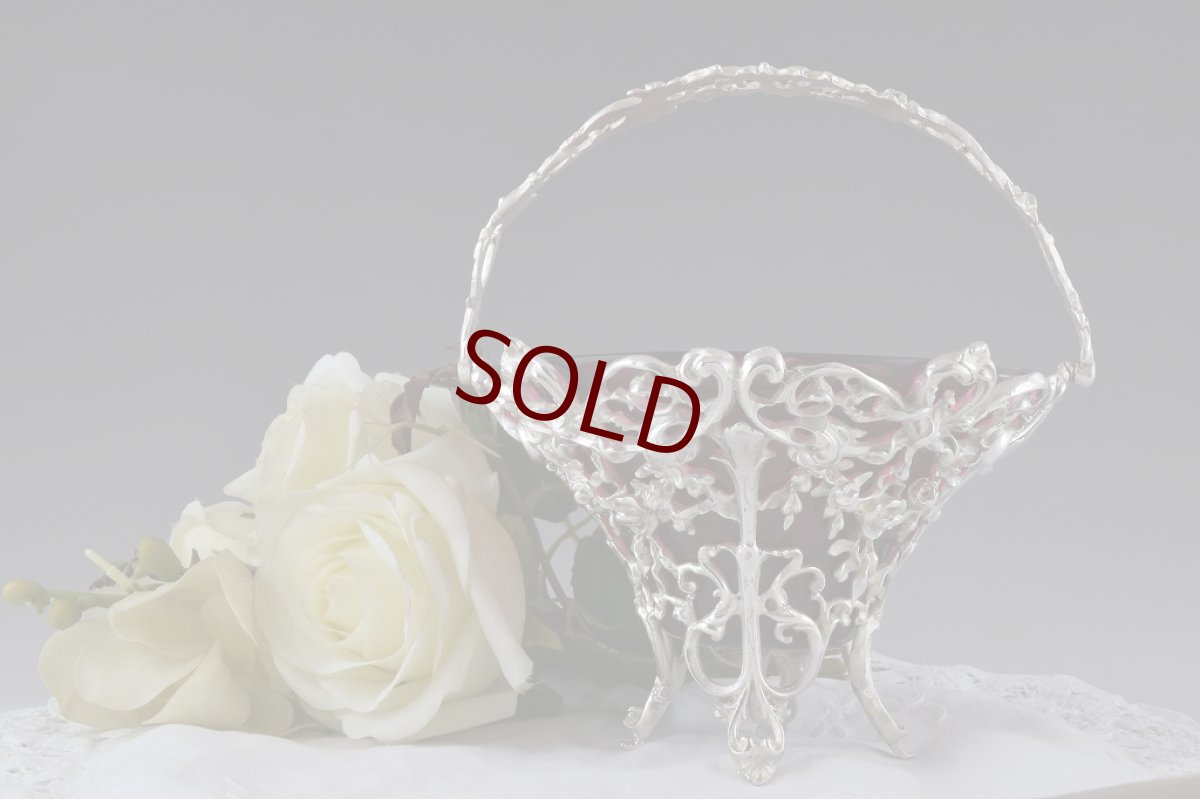 画像1: ヴィクトリアン　カーストワーク　薔薇のガーランド　クランベリーグラス　シュガーバスケット (1)