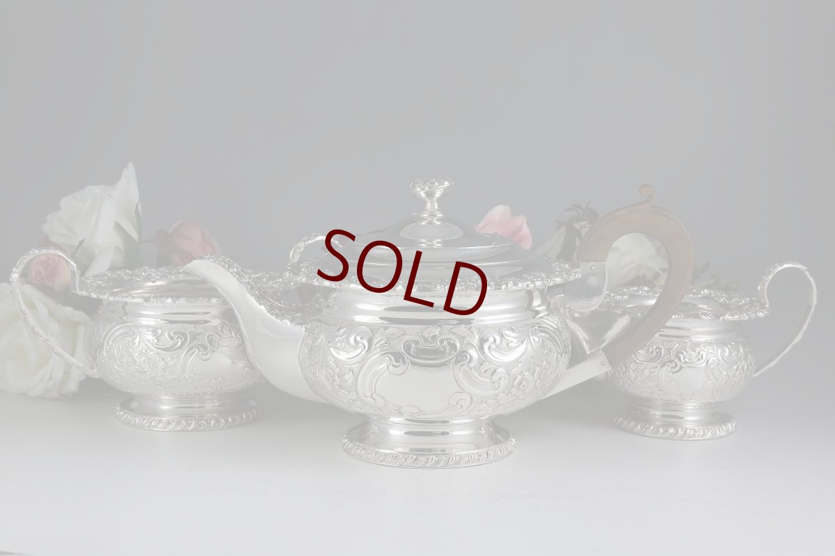画像1: 1900年前後　シルバープレート　お花とスクロールのチェイシング　ティーセット (1)