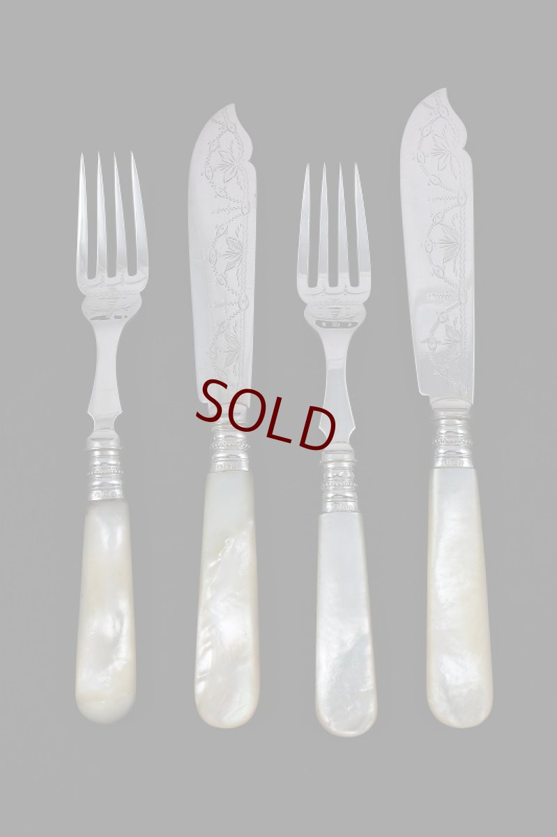 画像1: ヴィクトリアン　シルバープレート　白蝶貝ハンドル　フィッシュカトラリー２組セット (1)