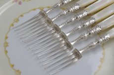 画像13: 1901年　手彫り　純銀貝のフェルール　白蝶貝ハンドル　デザートカトラリー　12組セット (13)