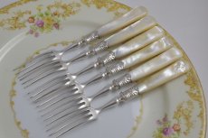 画像19: 1901年　手彫り　純銀貝のフェルール　白蝶貝ハンドル　デザートカトラリー　12組セット (19)