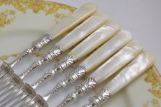 画像14: 1901年　手彫り　純銀貝のフェルール　白蝶貝ハンドル　デザートカトラリー　12組セット (14)