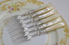 画像15: 1901年　手彫り　純銀貝のフェルール　白蝶貝ハンドル　デザートカトラリー　12組セット (15)